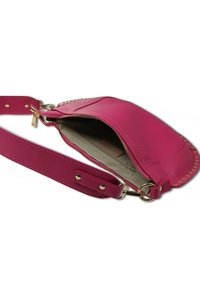 Sac bandoulière en cuir rose avec une finition texturée, une fermeture éclair dorée et des clous le long du bord arrondi. L'intérieur est beige.