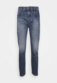 Vaqueros de mezclilla en azul oscuro con un ligero desgaste. Cuenta con cinco bolsillos, cierre con cremallera y detalles metálicos en tono plateado. Diseño de pierna recta con un corte clásico.