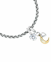 Bracciale in argento con un cristallo trasparente a forma di cuore e un charms a mezzaluna in tonalità oro. La catena presenta un design a maglie classico.