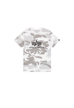 Balts un pelēks kamuflāžas t-krekls ar īsām piedurknēm, apaļu kakla izgriezumu un melnu "ALPHA INDUSTRIES" logotipu priekšā.