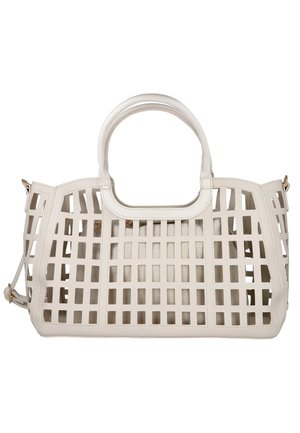 Bolso blanco con diseño de recortes cuadrados abiertos, asas redondeadas y un forro interior de tela beige visible a través de los recortes.