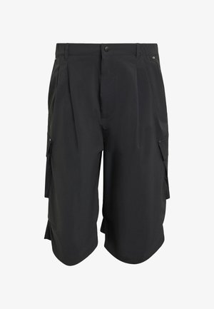 Czarne szorty cargo wykonane z lekkiego materiału, z plisami, kieszeniami bocznymi i zapięciem na guziki. Gładka tekstura i długość do kolan.