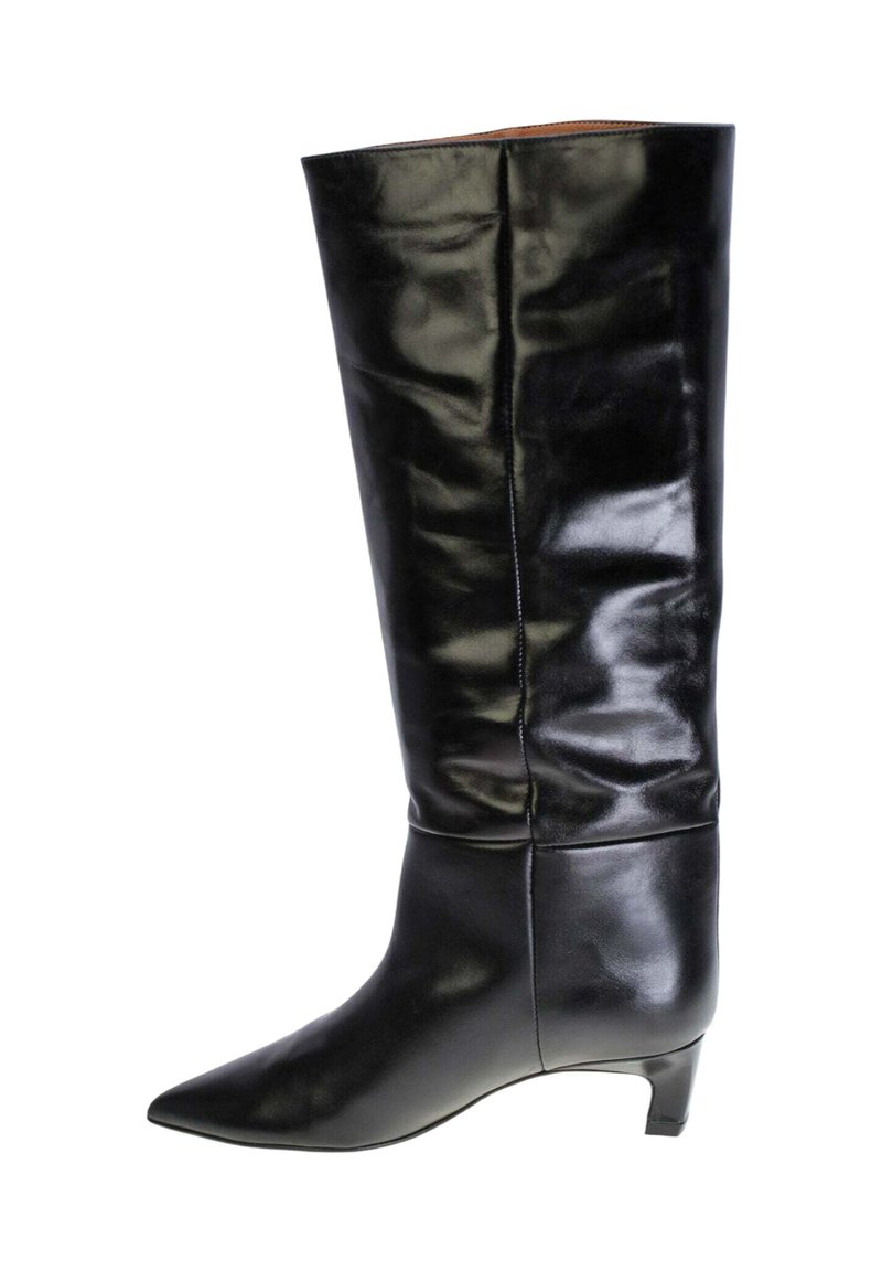 Stivale in pelle nera fino al ginocchio con punta affilata e tacco basso. Texture liscia con una leggera lucentezza e cuciture minime visibili.