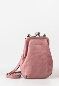 Rosa Leder-Umhängetasche mit texturiertem Finish, Klappverschluss und verstellbarem Riemen; kompakte Form mit einem abgerundeten Boden.