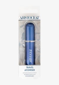 Blå metal rejseatomer med en rund top og et sølvbånd. Klar emballage viser et subtilt mønster i baggrunden.