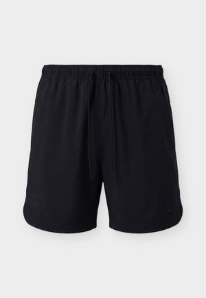 Zwarte sportshorts met elastische tailleband en trekkoord, zijzakken en subtiele "Athletic Club" en Nike-logo's aan de voorkant.
