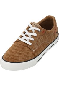 Sneaker in suede perforato marrone con lacci bianchi, dettagli neri, collare imbottito e suola in gomma bianca, con un logo rosso.
