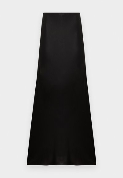 Długa czarna spódnica z satyny z wysokim stanem i lekko rozkloszowanym dołem na białym tle.