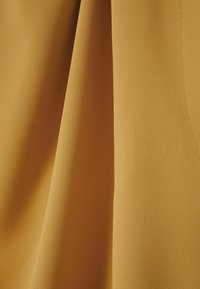 Reiss REGULAR FIT - SIMONE DRAPE-NECK SHELL - Toppi - yellow