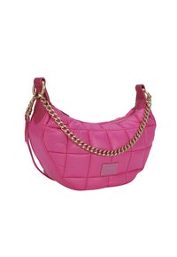 Borsa a tracolla rosa trapuntata con forma curva, caratterizzata da accessori in catena dorata, superficie liscia e una placca con logo. Include una maniglia corta e una cerniera.