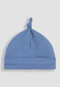 Blød lyseblå babyhue med opbukket skygge og knude på toppen, vist på en ensfarvet lys grå baggrund.