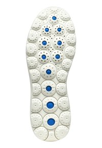 Semelle blanche avec des indentations circulaires ; accents bleus dans certains cercles ; présente des orifices de ventilation ; surface texturée pour une meilleure adhérence.