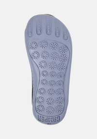 Semelle d'une chaussure présentant une surface texturée avec des grips circulaires et le nom de la marque "Camper" en relief, mettant en avant son design pour l'adhérence.