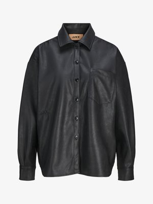 Zwart imitatieleren overhemd met knopen, lange mouwen, borstzak en een reguliere kraag, met het label JJXX aan de binnenkant van de nek.