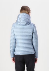 Lichtblauwe pufferjack met een slimfit ontwerp, horizontaal gestikte textuur en een capuchon. Bevat een gladde stof en elastische manchetten.
