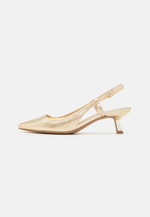 Sapato slingback metálico dourado com bico fino, salto delgado e um design recortado. Tira ajustável no tornozelo com detalhe de fivela.