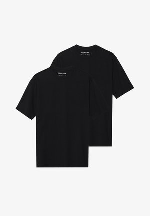 Du šių juodų medvilninių marškinėlių su apvalia iškirpte, trumpomis rankovėmis ir laisvu siluetu. Kiekvienas iš jų turi „YOURTURN“ logotipą viduje apykaklės.