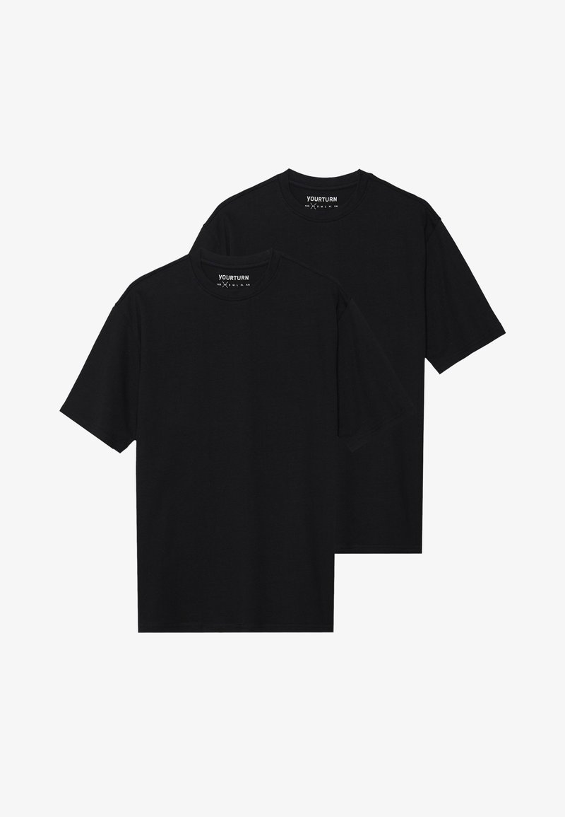 Kaks musta puuvillast t-särki, millel on ümmargune kaelus, lühikesed varrukad ja lõdvestunud istuvus. Igal särgil on krae sees "YOURTURN" logo.