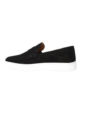 Mocassino slip-on in camoscio nero con suola in gomma bianca e cuciture decorative sulla parte superiore, vista laterale.