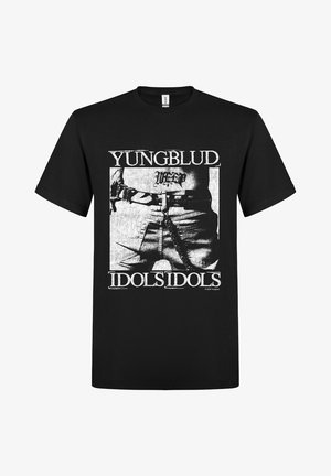 Černé bavlněné tričko s bílým grafickým potiskem, na kterém je text "YUNGBLUD" a "IDOLS IDOLS" a obrázek lidského středu těla.