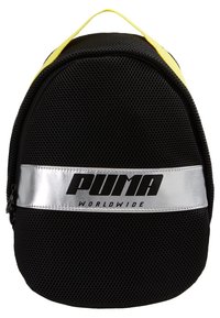 Mochila de malla negra con acentos amarillos y una franja horizontal plateada que presenta "PUMA WORLDWIDE" en letras negras. Forma redonda con cierre de cremallera.