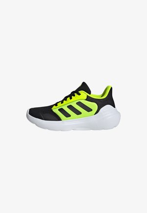 Schwarze und leuchtend neon-gelbe Sportschuhe mit einem Netzobermaterial, kontrastierenden Streifen und einer weißen Cloudfoam-Sohle.