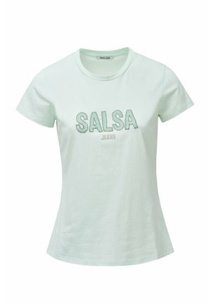 T-shirt en coton vert clair à manches courtes. Présente le texte "SALSA" et "JEANS" en broderie. Encolure ronde standard, texture lisse.