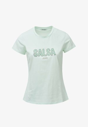 Camiseta de algodón verde claro con mangas cortas. Presenta texto bordado "SALSA" y "JEANS". Cuello redondo clásico, textura suave.