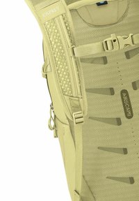 Mochila Osprey en amarillo claro con tejido texturizado, correas ajustables y herrajes que incluyen hebillas; presenta canales de ventilación.