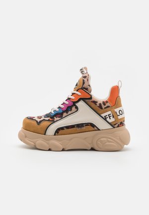 Sneaker multicolore avec un imprimé léopard et des accents orange, rose et bleu, une semelle beige, et des matériaux en suède et cuir texturé.