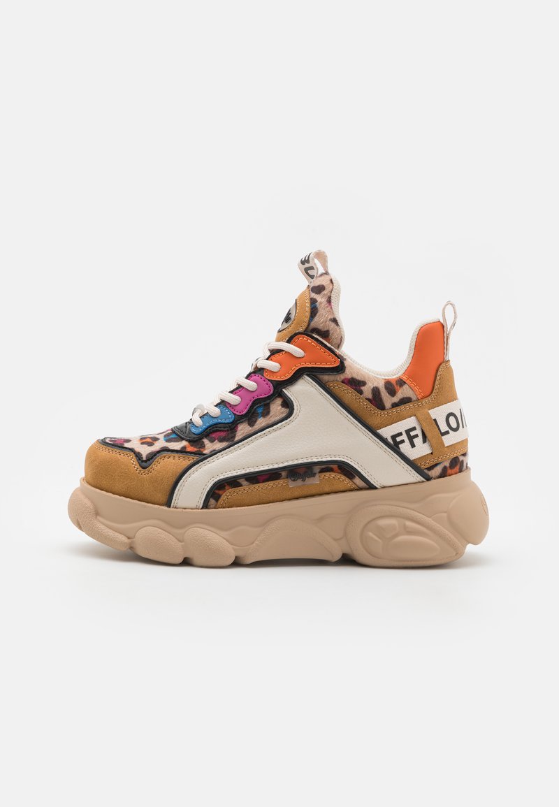 Sapatilhas multicoloridas com padrão de leopardo, detalhes em laranja, rosa e azul, sola bege e materiais em camurça e couro texturizados.