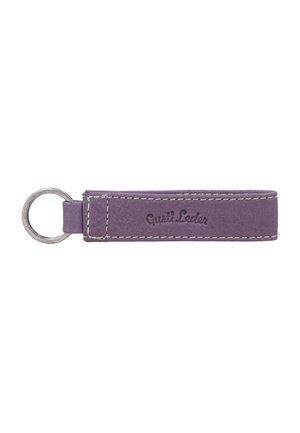 Paarse leren sleutelhanger met witte stiksels en een zilverkleurige metalen ring, met de in reliëf aangebrachte tekst "Gusti Leder" op het leren bandje.