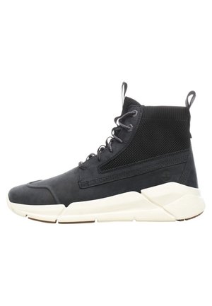 Czarny sneaker za kostkę z siateczkowym wierzchem, zapięciem na sznurowadła, wyściełanym kołnierzem i grubą białą podeszwą, zaprojektowany do codziennego lub sportowego użytku.