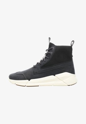 Czarny sneaker za kostkę z siateczkowym wierzchem, zapięciem na sznurowadła, wyściełanym kołnierzem i grubą białą podeszwą, zaprojektowany do codziennego lub sportowego użytku.