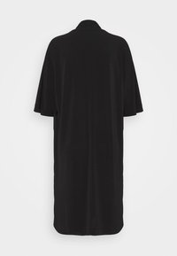 Robe noire à manches courtes avec une coupe décontractée, fabriquée en tissu doux. Le modèle présente une coupe droite et un col modeste.