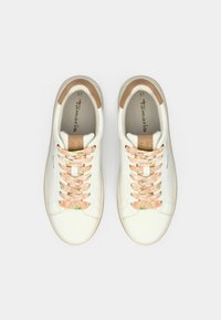 Λευκά αθλητικά παπούτσια με λείο φινίρισμα, διακοσμημένα με κορδόνια με λουλουδάτο σχέδιο, ταμπά δερμάτινη λεπτομέρεια στη γλώσσα και μπεζ καουτσούκ σόλα. Μέγεθος 37.
