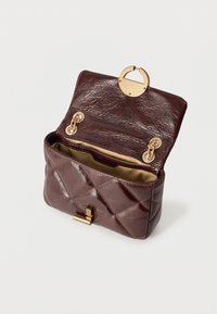 Μπορντό δερμάτινη τσάντα χειρός με καπιτονέ σχέδιο, χρυσό κυκλικό κούμπωμα και λεπτομέρειες αλυσίδας. Διαθέτει ευρύχωρο εσωτερικό διαμέρισμα.