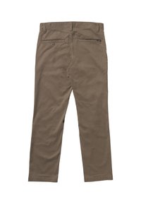 Pantalon décontracté marron vu de dos avec passants de ceinture, deux poches arrière, une avec un bouton et une petite étiquette logo au-dessus.