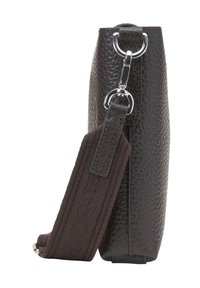 Donkerbruin getextureerde leren tas met een rechthoekige vorm, voorzien van een zilveren sluiting en een gevlochten stoffen schouderband.