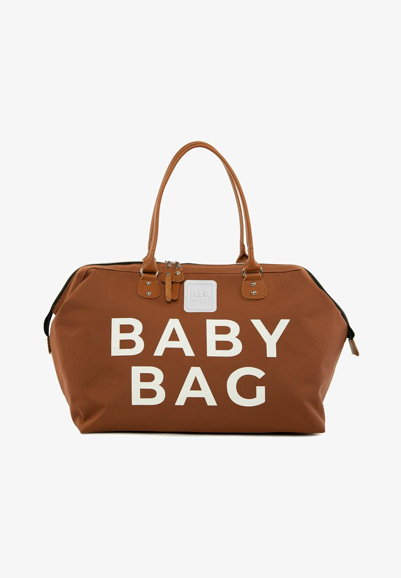 Ruskea kangaskassi vauvoille, jossa valkoinen "BABY BAG" -teksti, kaksinkertaiset todella sisältää vetoketjut ja suorakaiteen muoto. Rentoa muotoilua, kevyitä materiaaleja.