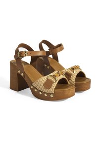 Braune Leder- und geflochtene Strohsandalen mit Absatz, mit goldenen Hardware-Details, offenem Zehenbereich und Blockabsatz aus Holz.