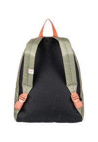 Plecak z oliwkowozielonej tkaniny i czarnym dnem, z regulowanymi pomarańczowymi paskami, uchwytem na górze oraz małym logo po boku.