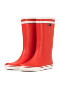 Bottes de pluie en caoutchouc rouges avec des finitions blanches et un logo, présentant une texture lisse et une pointe arrondie, conçues pour être imperméables.