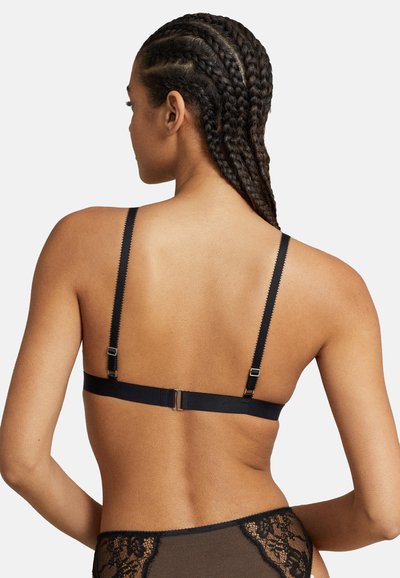 Czarny biustonosz z koronkowym tyłem, z regulowanymi ramiączkami. Posiada zapięcie na haftkę i oczko oraz falbaniaste krawędzie. Gładka tekstura z kwiatowymi akcentami.