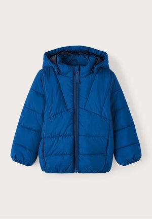 Blauwe pufferjack met een capuchon, voorzien van een gequiltte textuur, een volledige rits aan de voorkant en elastische manchetten. Accentueren met een contrasterende binnenvoering.