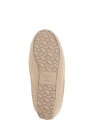 Beige suède sloffen met een getextureerde rubberen zool. Heeft een patroonopdruk en een gegraveerd logo, dat het merk en de maat aangeeft.
