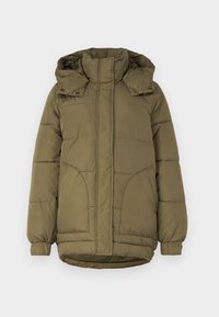 Casaco puffer verde-oliva com capuz, apresentando um design acolchoado, fecho frontal com zíper e dois grandes bolsos laterais. Textura suave, adequada isolação.