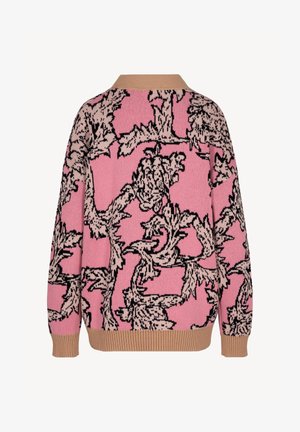 Roze gebreid sweater met een bloemen zwart patroon, met een ronde kraag en contrasterende beige ribbels aan de onderkant en mouwen.