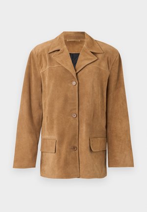 Giacca da uomo in camoscio color cuoio con colletto a revers, tre bottoni frontali, tasche con pattina e maniche lunghe su sfondo chiaro uniforme.