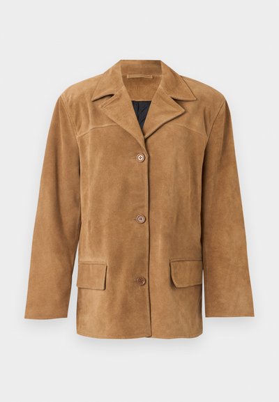 Ανδρικό ταμπά σακουλέ μπουφάν με γιακά notch, τρία κουμπιά μπροστά, τσέπες με καπάκι και μακριά μανίκια σε απλό ανοιχτό φόντο.